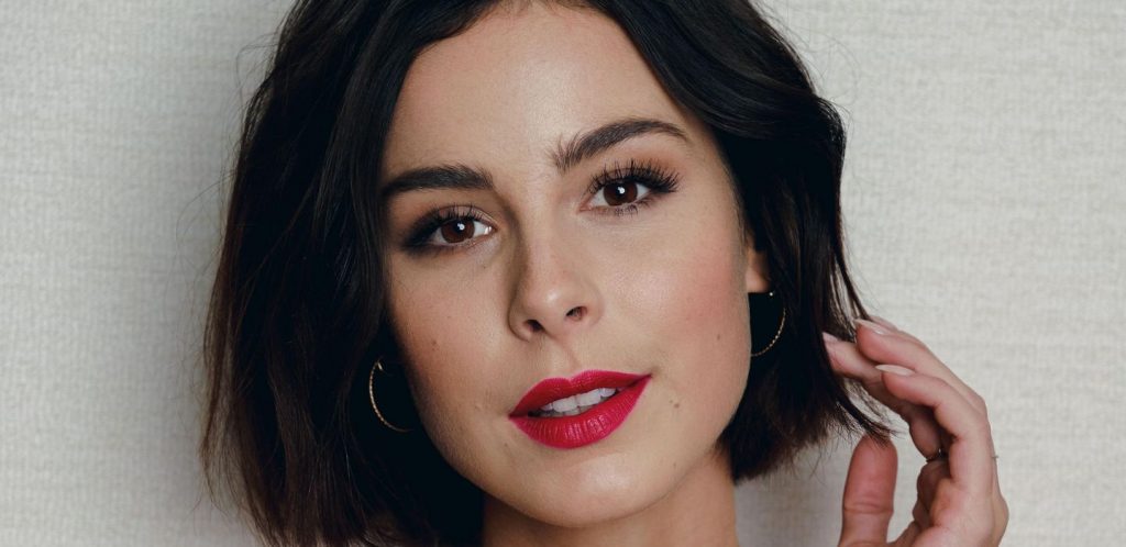 Qora ayolning tukli mushukini yalash video