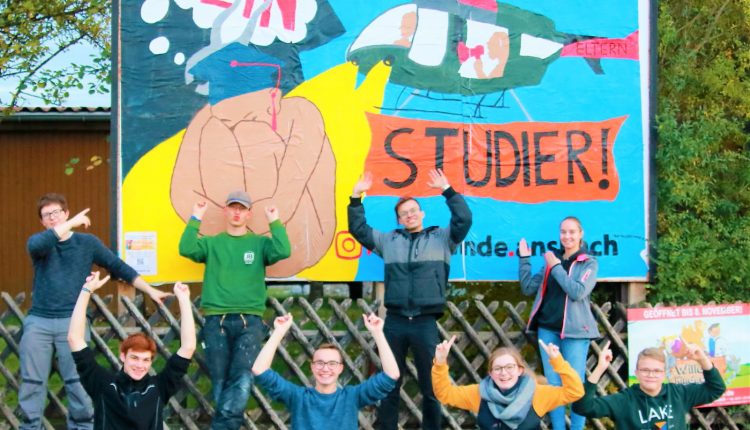 Das Bild zeigt die Anwesenden bei der Plakawandaktion Leiterrunde