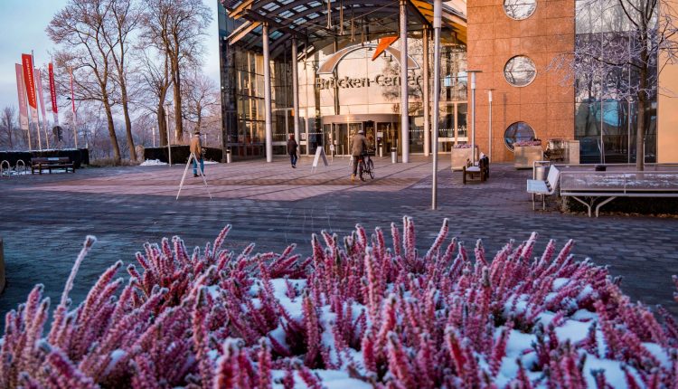 Vorplatz Ost. Foto: Brücken-Center