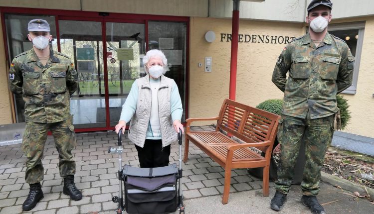 Zwei Soldaten unterstützen derzeit die Mitarbeitenden im Gottlob-Weiser-Haus. Foto: Manuela Giesel/Diakoneo