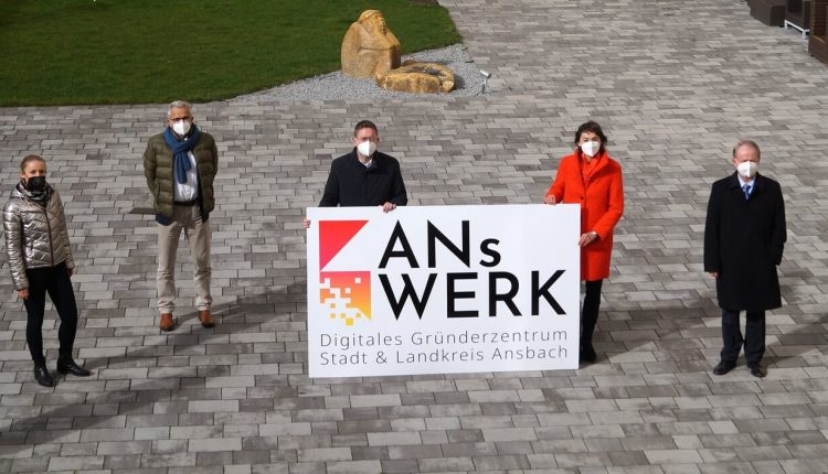 Karin Bucher, Leiterin der IHK-Geschäftsstelle Ansbach Prof. Dr. Carolin Durst, Projektleitung Existency (und Vizepräsidentin-elect der) Hochschule Ansbach Dr. Eric Veulliet, Präsident der Hochschule Weihenstephan-Triesdorf Landrat Dr. Jürgen Ludwig Bürgermeisterin Elke Homm-Vogel Prof. Dr. Elmar Forster, Hauptgeschäftsführer der Handwerkskammer für Mittelfranken Joachim Fuoss, Handwerkskammer für Mittelfranken, Leiter der Betriebsberatungsstelle Ansbach. Foto: Stadt Ansbach