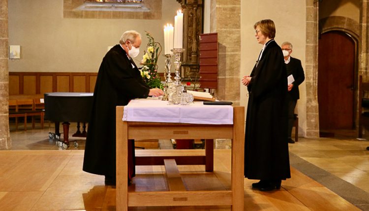Entpflichtung von Dekan Hans Stiegler durch Regionalbischöfin Gisela Bornowski. Foto: Hans-Martin Goede