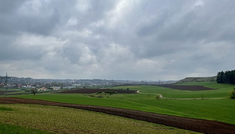 Wanderung in den 1. Mai – Blick vom Bocksberg nach Ansbach, kurz bevor der erste Mairegen einsetzte. Foto: Hans-Martin Goede