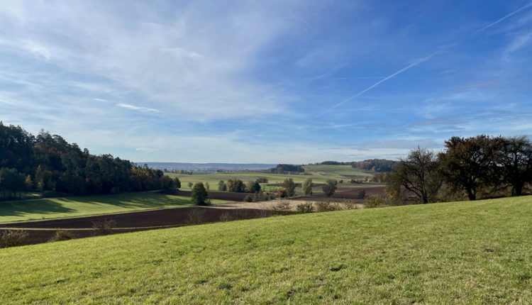 Traumwetter am 31. Oktober 2021 - hier bei Seebronn mit Blick Richtung Herrieden. Foto: Hans-Martin Goede