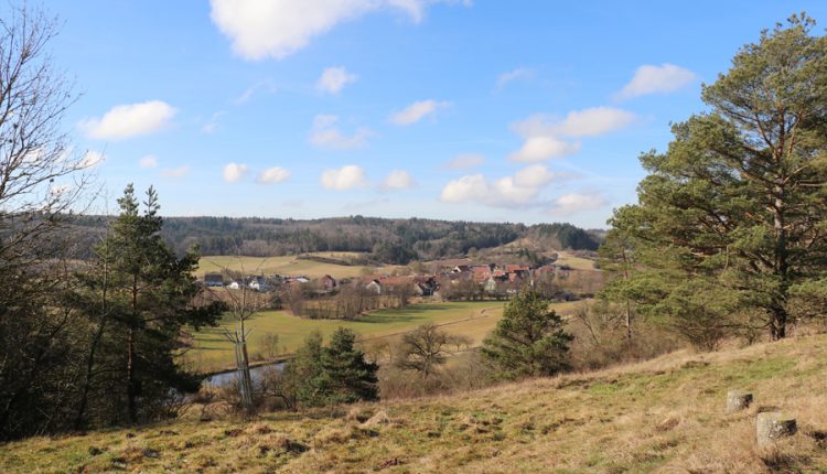 Traumwetter am 12. Februar 2022, hier mit Blick von Steinersdorf nach Neudorf. Foto: Hans-Martin GOEDE