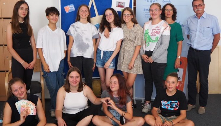 Gruppenbild der Schüler*innen der Realschule Heilsbronn mit ihrer Lehrerin Siegrid Haselmann und Dr. Eckhard Göritz, 1. Vorsitzender Rauhreif e.V.