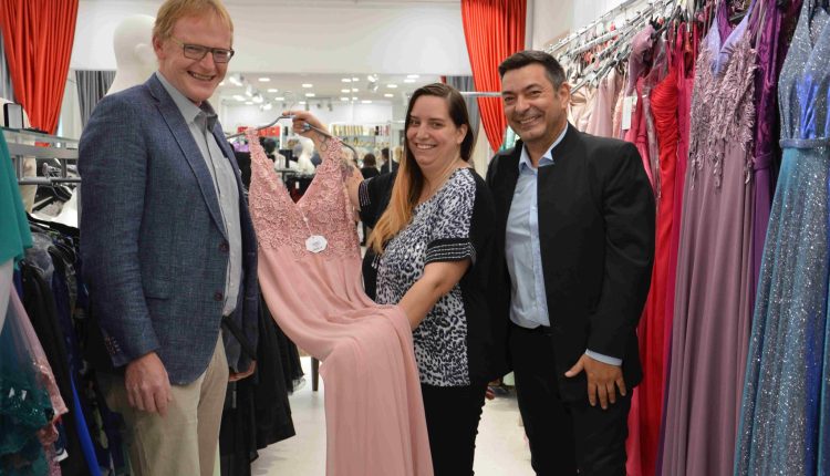 Gerhard Wachmeier (Arbeitgeber-Service Agentur für Arbeit Ansbach), Michaela Pill (ehemalige Umschülerin), Naim Salihoğlou (Ausbilder).