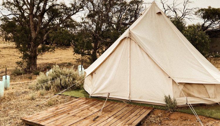 Zelt in der Wildnis stehend