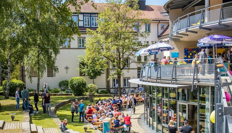 Am Internatsfest herrscht auf dem Windsbacher Campusgelände buntes Treiben.
