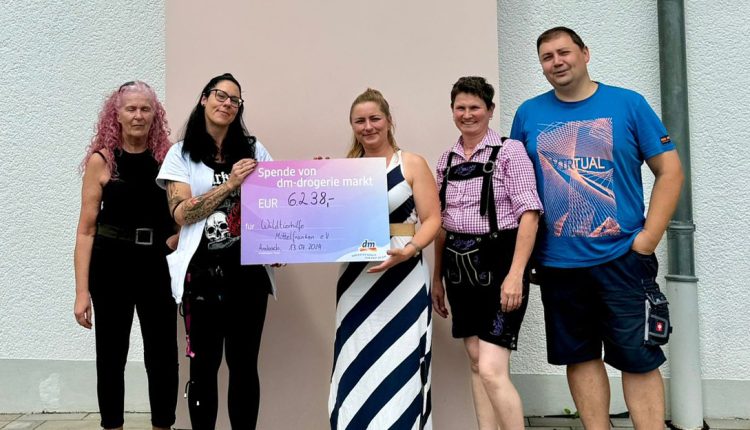 Übergabe der Spende vor der dm-Filiale in Ansbach