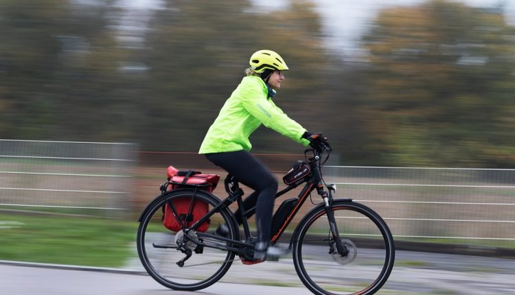 Elke Geissler mit dem Rad zur Arbeit