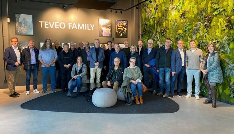 Oberbürgermeister Thomas Deffner und Mitglieder des Stadtrates besuchen die neue Firmenzentrale von Teveo im Gewerbepark Ansbach-West.