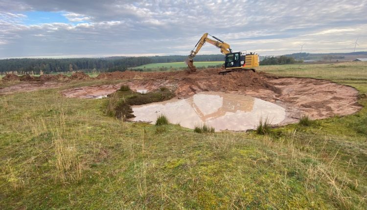 In Lehrberg am Kümmelberg wurden die bestehenden Mulden vertieft und neuer Offenboden