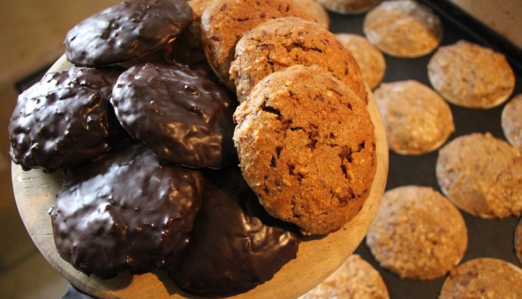 In der Adventsbäckerei im Bauernhaus aus Herrnberchtheim des Freilandmuseums werden Kartoffellebkuchen zubereitet.