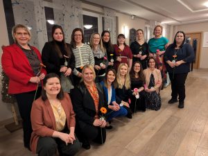 frisch gebackene Absolventinnen nahmen feierlich ihre Zeugnisse entgegen.