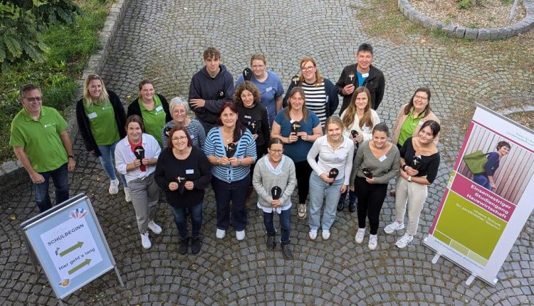 21 Frauen und 2 Männer drücken für die nächsten 1,5 Jahre wieder die Schulbank