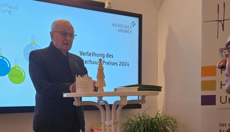 Friedrich Hilterhaus, der den Preis ins Leben gerufen hat, überreichte die Auszeichnungen persönlich.