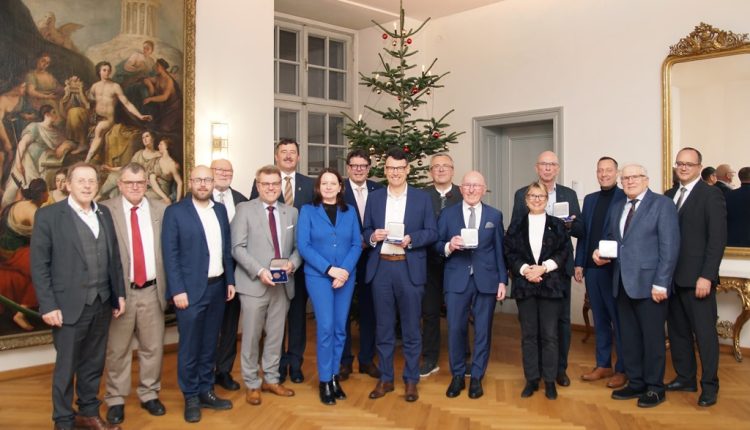 Regierungspräsidentin Dr. Kerstin Engelhardt-Blum mit den Geehrten und Ehrengästen