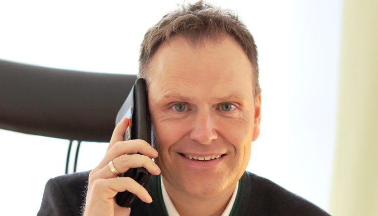 Landrat Dr. Christian von Dobschütz beantwortet am Telefon Anliegen der Bürgerinnen und Bürger.