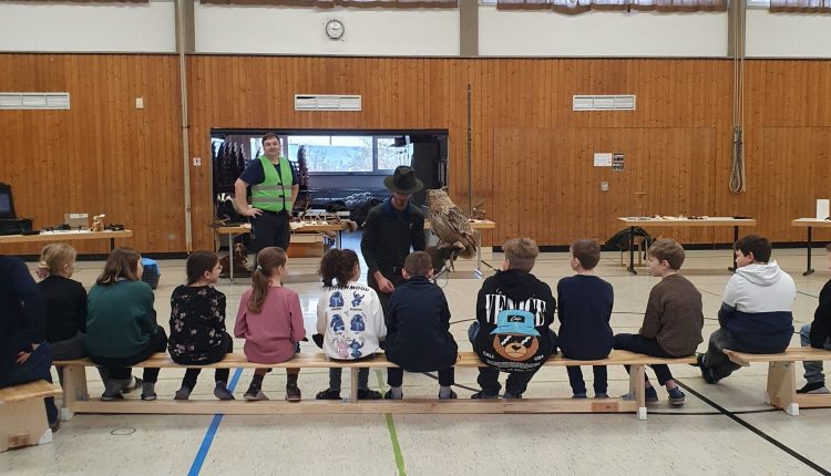 Aufmerksam beobeachten die Grundschüler die Besucher