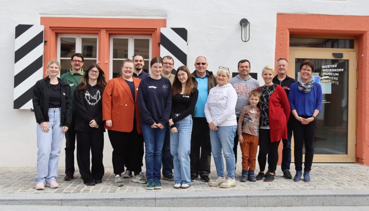 Gruppenbild vor dem Gustav-Weißkopf Museum in Leutershausen
