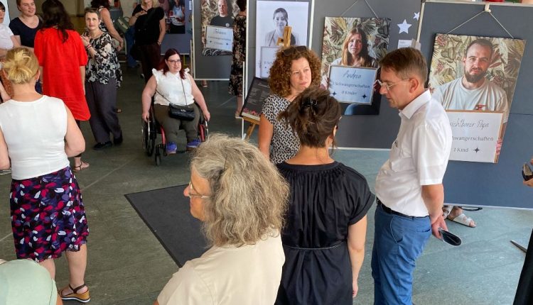 Ausstellung „Unsichtbare Mama“ im Eingangsbereich des Landratsamtes Ansbach.