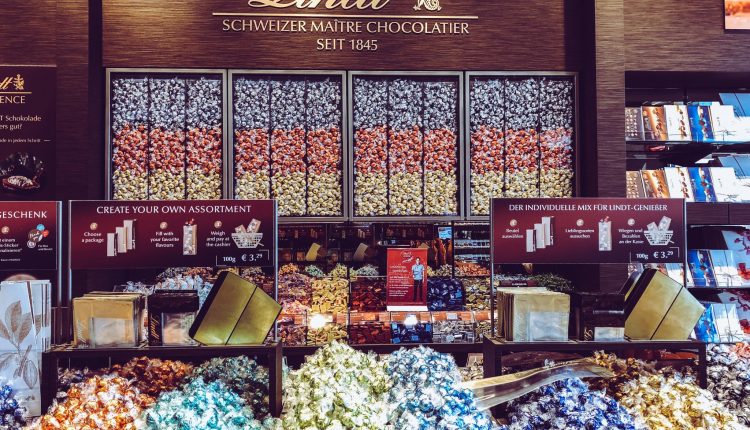 Blick in den Lindt-Store im A6 Fashion Place mit bunter Auswahl an Lindor-Kugeln und Mix-Station zur individuellen Zusammenstellung
