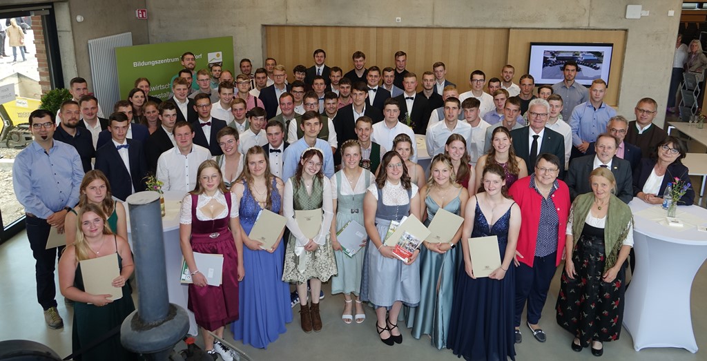 114 junge Landwirtinnen und Landwirte erhalten ihre Zeugnisse und Urkunden