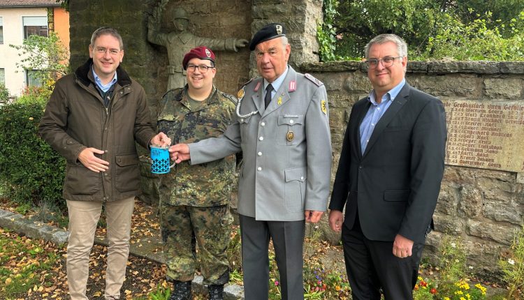Bildunterschrift: Dr. Jürgen Ludwig, Florian Spiller, Hans Rudelsberger und Daniel Mogge (von links) rufen am Kriegerdenkmal in Großhaslach zu Spenden für den Volksbund Deutsche Kriegsgräberfürsorge e.V. auf. Foto: Landratsamt Ansbach/Josephine Georgi