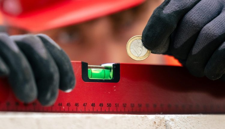 Azubis müssen auf jeden Euro achten. Und damit es beim Geld in der Ausbildung keine Schieflage gibt, unterstützt die Arbeitsagentur Azubis, die weit weg von den Eltern in der eigenen Wohnung wohnen. / Foto: IG BAU / Nils Hillebrand