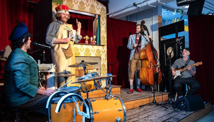 Ensemble des Theater Mummpitz, v. l. Simon Froschauer, Gabriel Drempetic, Panja Rittweger, Ferdinand Roscher und Peter Pelzner