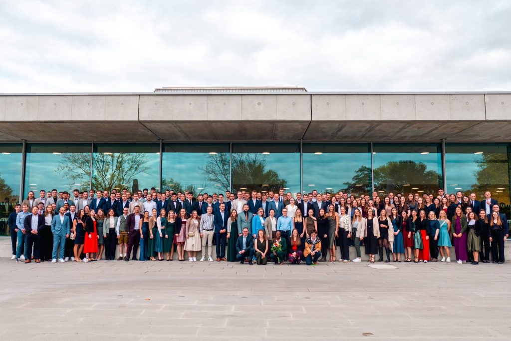 Gruppenbild der 180 Bachelor-Absolventinnen und -absolventen der Fakultät Landwirtschaft, Lebensmittel und Ernährung der Hochschule Weihenstephan-Triesdorf am Campus Triesdorf
