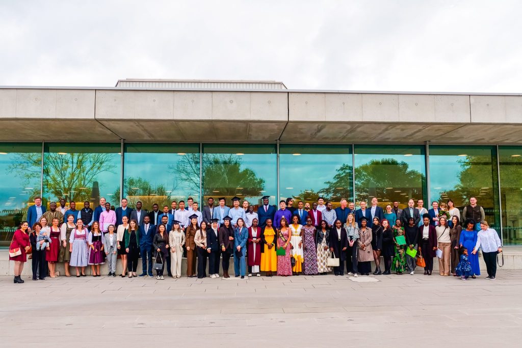 Gruppenbild der 80 Master-Absolventinnen und -absolventen der Fakultät Landwirtschaft, Lebensmittel und Ernährung der Hochschule Weihenstephan-Triesdorf am Campus Triesdorf
