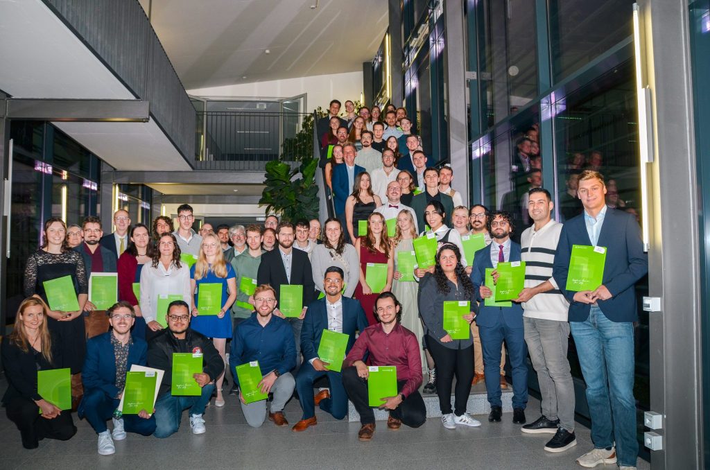 Gruppenbild der 59 Absolventinnen und Absolventen Fakultät Umweltingenieurwesen der hochschule Weihenstephan-Triesdorf am Campus Triesdorf