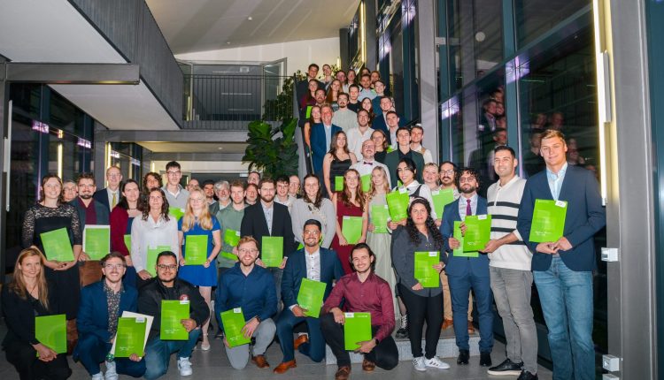Gruppenbild der 59 Absolventinnen und Absolventen Fakultät Umweltingenieurwesen der hochschule Weihenstephan-Triesdorf am Campus Triesdorf
