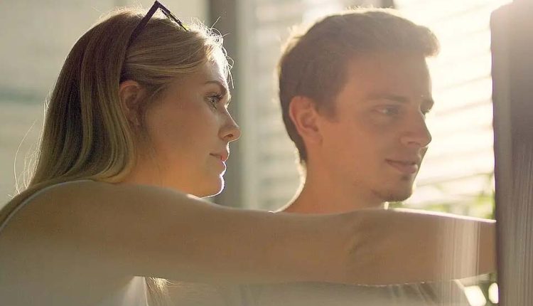 Studentin und Student vor Bildschirm