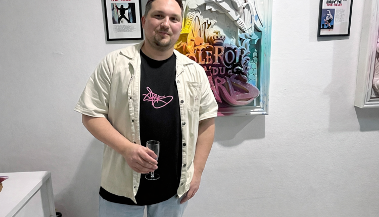 Künstler ERAS bei der Vernissage zur Ausstellung "ReliGraff" / Foto: Jakob Rittmaier