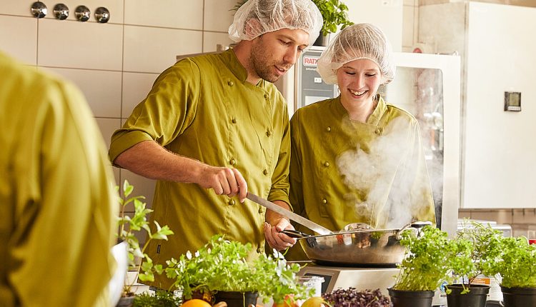 Studierende der Ernährungs- und lebensmittelwissenschaften an der HSWT am Standort Triesdorf