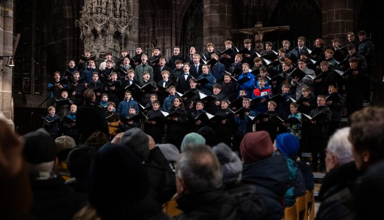 Der Windsbacher Knabenchor bei seiner regelmäßigen Lorenzer Motette in der altehrwürdigen Lorenzkirche Nürnberg.