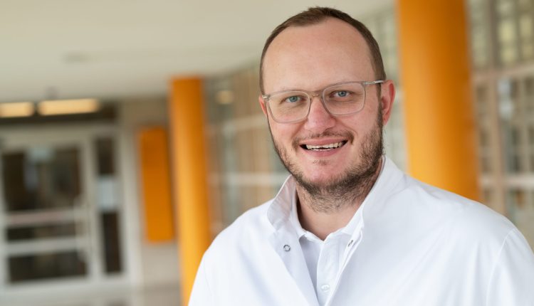 Dr. Markus Sporkmann ist Chefarzt der Orthopädie und Unfallchirurgie an der Klinik Dinkelsbühl. Foto: ANregiomed/Tyler Larkin